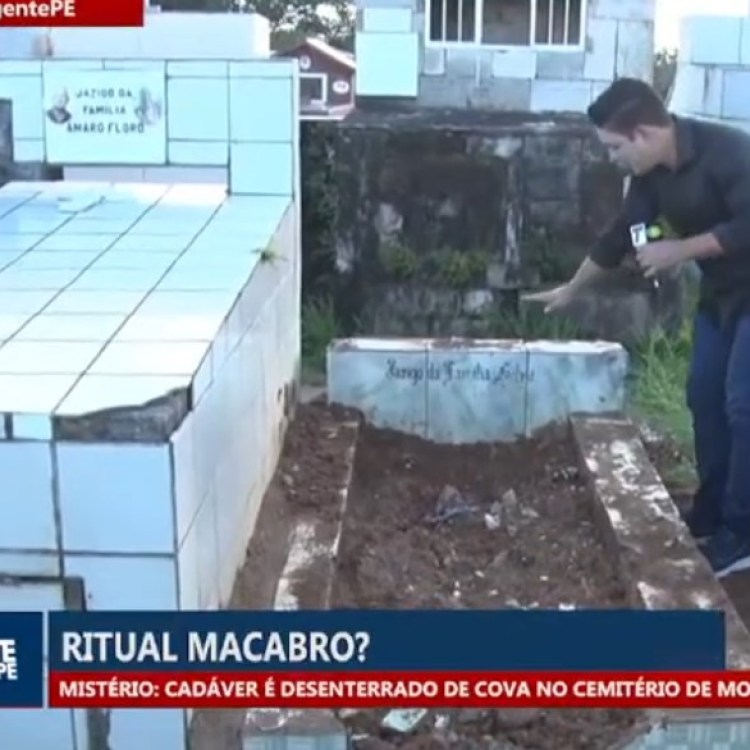 Cadáver sentado no túmulo: polícia suspeita de ritual macabro Cadáver sentado no túmulo: polícia suspeita de ritual macabro