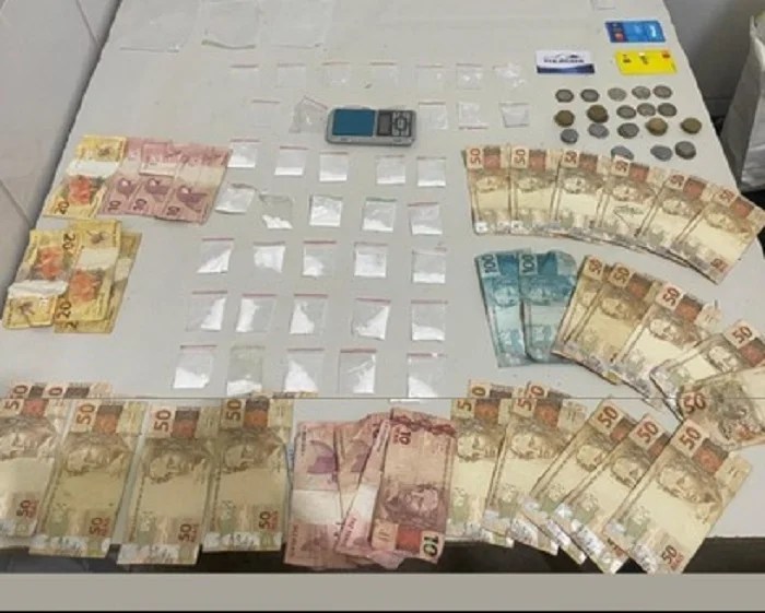 Suspeito de tráfico é preso com cocaína no bairro Alto do Alencar, em Juazeiro, BA Suspeito de tráfico é preso com cocaína no bairro Alto do Alencar, em Juazeiro, BA