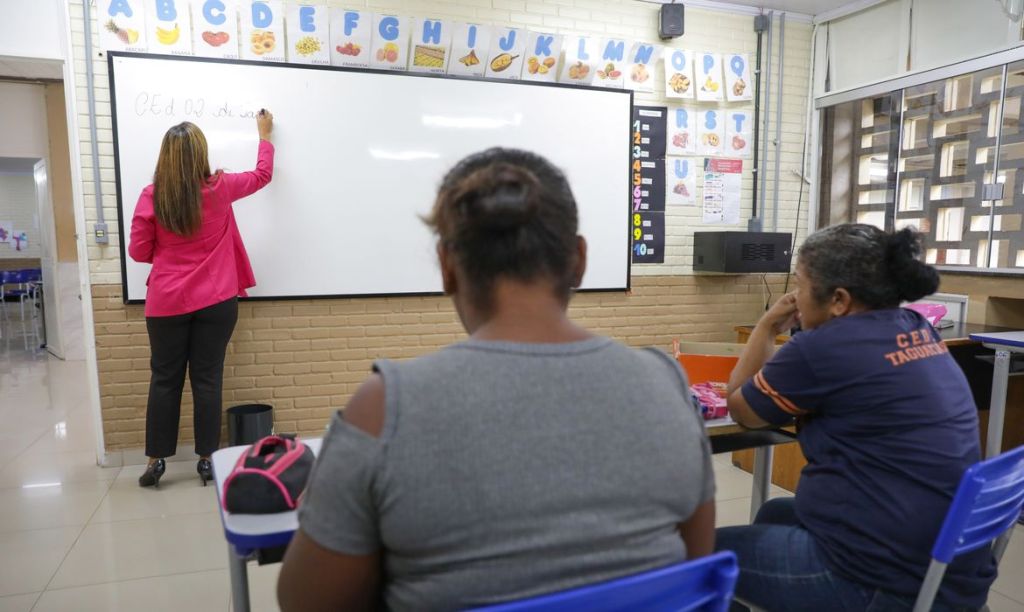 Estudo aponta que alfabetização de adultos pode aumentar renda em até 16% Estudo aponta que alfabetização de adultos pode aumentar renda em até 16%