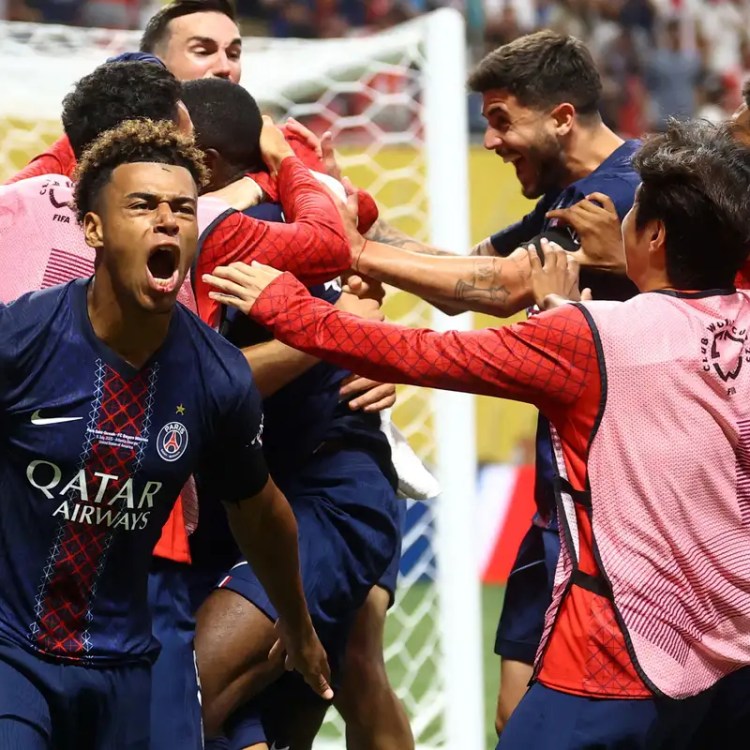 Real Madrid e PSG passam às semifinais da Copa do Mundo de Clubes Real Madrid e PSG passam às semifinais da Copa do Mundo de Clubes