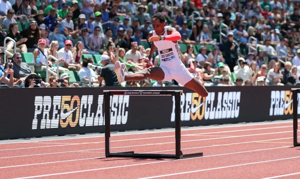 Alison dos Santos supera campeão olímpico em palco de título mundial Alison dos Santos supera campeão olímpico em palco de título mundial