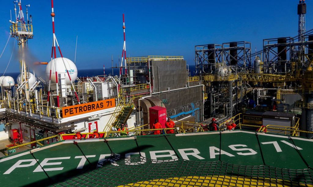 Brasil bate pela 1ª vez marca de 5 milhões de barris de petróleo e gás Brasil bate pela 1ª vez marca de 5 milhões de barris de petróleo e gás
