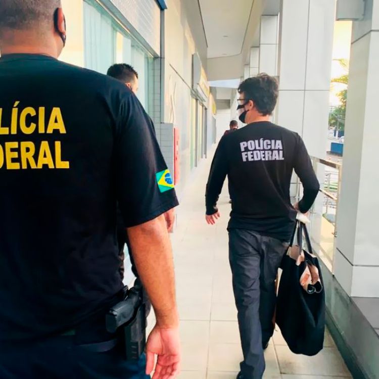 Oito pessoas estão foragidas após megaoperação da Polícia Federal Oito pessoas estão foragidas após megaoperação da Polícia Federal