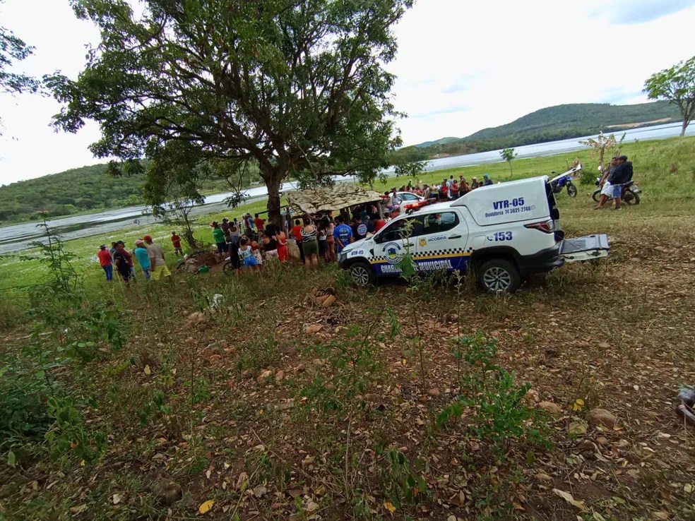 Tio e sobrinho morrem afogados após caírem de canoa em barragem na Bahia Tio e sobrinho morrem afogados após caírem de canoa em barragem na Bahia
