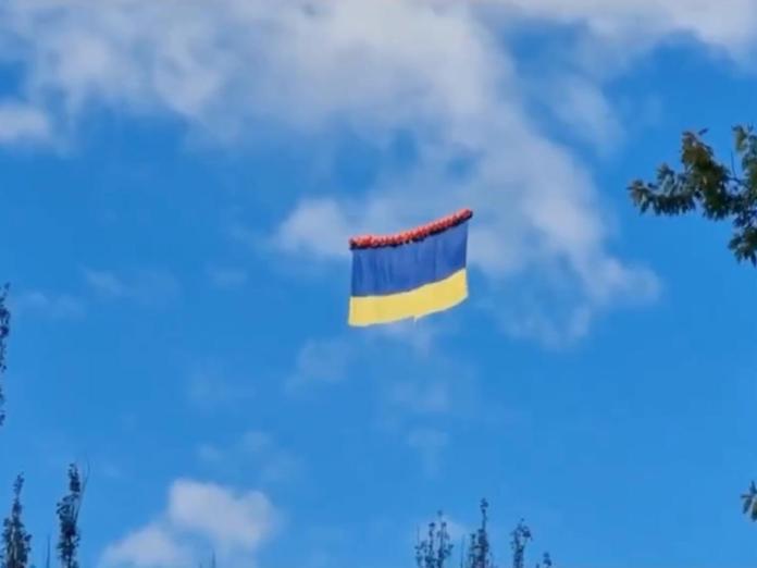 Russians opened fire on a Ukrainian flag tied to balloons, revealing their position for a counterattack, Ukraine says Russians opened fire on a Ukrainian flag tied to balloons, revealing their position for a counterattack, Ukraine says