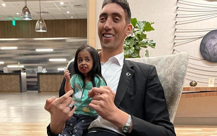 World’s tallest man and smallest woman reunite World’s tallest man and smallest woman reunite