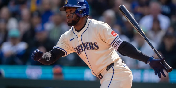 Mariners outfielder Víctor Robles suspended 10 games by MLB after throwing bat at pitcher in minors Mariners outfielder Víctor Robles suspended 10 games by MLB after throwing bat at pitcher in minors