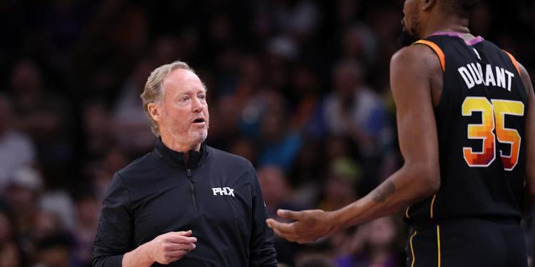 Kevin Durant, coach Mike Budenholzer seen briefly feuding on sideline before Suns’ comeback win over Clippers Kevin Durant, coach Mike Budenholzer seen briefly feuding on sideline before Suns’ comeback win over Clippers