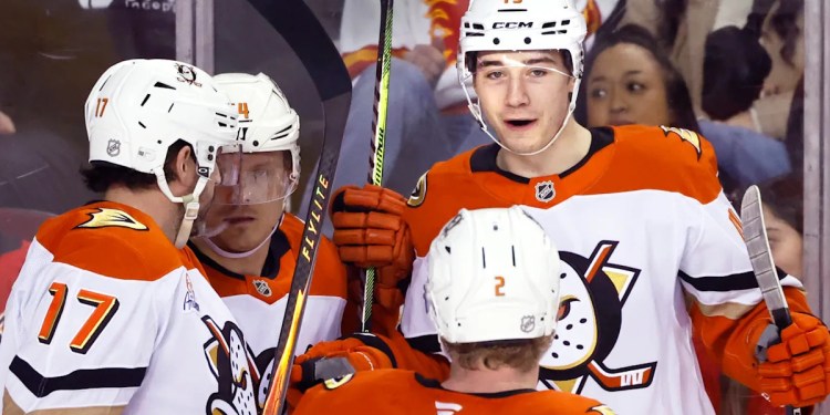 Sennecke scores OT winner, Ducks defeat Flames 4-3 Sennecke scores OT winner, Ducks defeat Flames 4-3