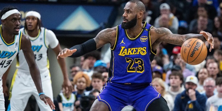 LeBron James scores tip-in buzzer-beater, extends 18-year double-digit scoring streak to snap Lakers’ losing skid LeBron James scores tip-in buzzer-beater, extends 18-year double-digit scoring streak to snap Lakers’ losing skid