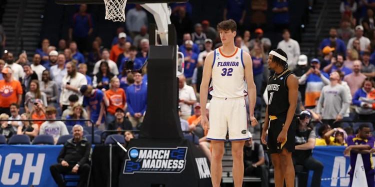 Florida’s Olivier Rioux Surprises Prairie View A&M Player with Height Florida’s Olivier Rioux Surprises Prairie View A&M Player with Height