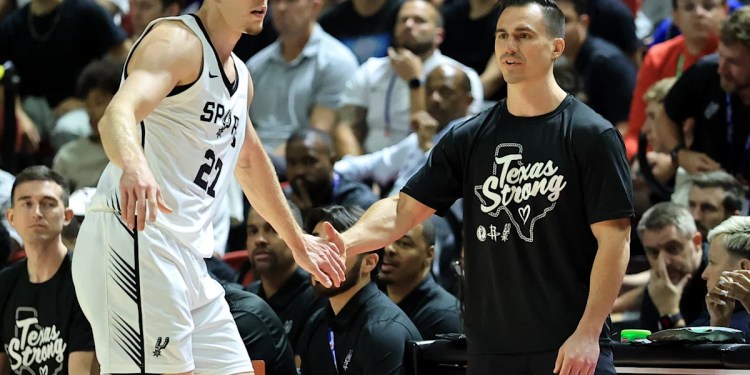 Spurs’ Riley Minix hits buzzer-beater in Summer League matchup moments after Jazz’s Kyle Filipowski throws down poster Spurs’ Riley Minix hits buzzer-beater in Summer League matchup moments after Jazz’s Kyle Filipowski throws down poster