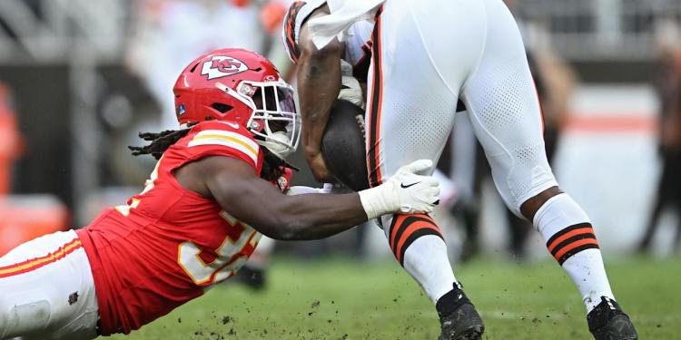 Chiefs LB Nick Bolton pulls off ridiculous interception against Browns, leading to Kansas City TD Chiefs LB Nick Bolton pulls off ridiculous interception against Browns, leading to Kansas City TD