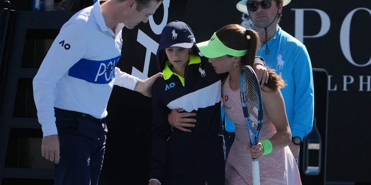 Zeynep Sönmez helps ballkid during Australian Open match Zeynep Sönmez helps ballkid during Australian Open match