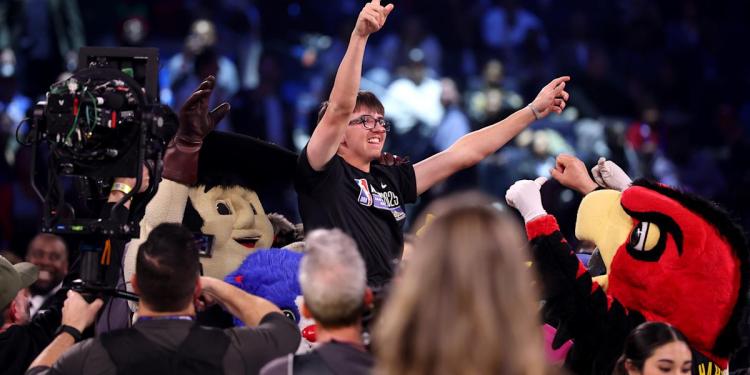 NBA All-Star Game: 18-year-old fan wins 0K by beating Damian Lillard in 3-point contest NBA All-Star Game: 18-year-old fan wins 0K by beating Damian Lillard in 3-point contest