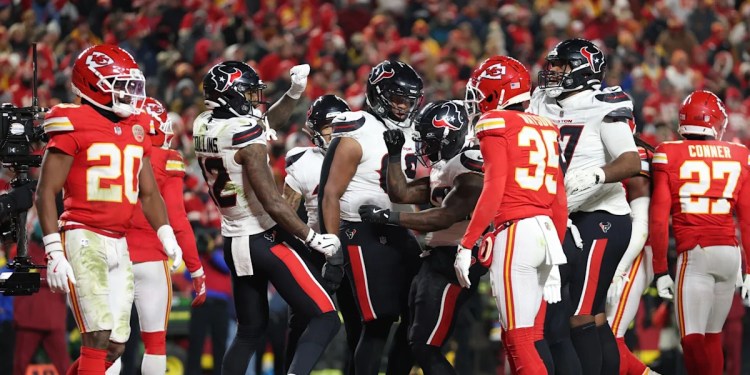 Texans beat Chiefs 20-10, improve record to 8-5 Texans beat Chiefs 20-10, improve record to 8-5
