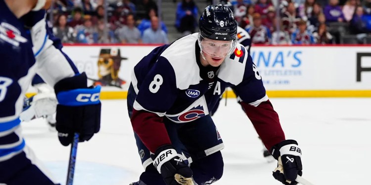 Jets Beat Avalanche 4-2 in Controversial Game Jets Beat Avalanche 4-2 in Controversial Game