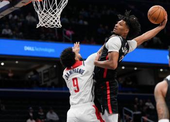 Portland’s Shaedon Sharpe enters Dunk of the Year territory with wild one-handed slam over Justin Champagnie Portland’s Shaedon Sharpe enters Dunk of the Year territory with wild one-handed slam over Justin Champagnie