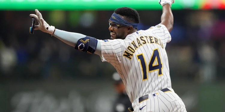 Brewers clinch MLB's first playoff spot, then rally to walk off Cardinals in extra innings Brewers clinch MLB's first playoff spot, then rally to walk off Cardinals in extra innings