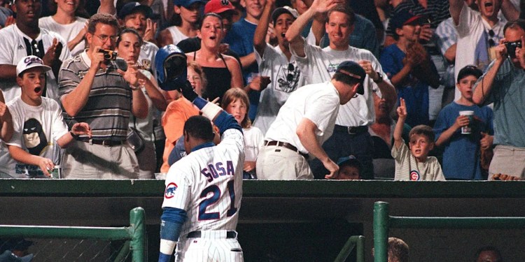 Sammy Sosa gets standing ovation, cheers from Cubs fans in return to Wrigley Field for first time in 21 years Sammy Sosa gets standing ovation, cheers from Cubs fans in return to Wrigley Field for first time in 21 years