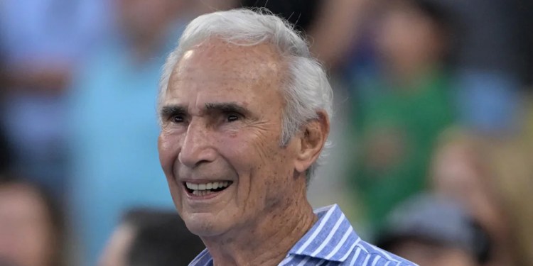 Sandy Koufax Receives Baseball Digest Lifetime Achievement Award Sandy Koufax Receives Baseball Digest Lifetime Achievement Award