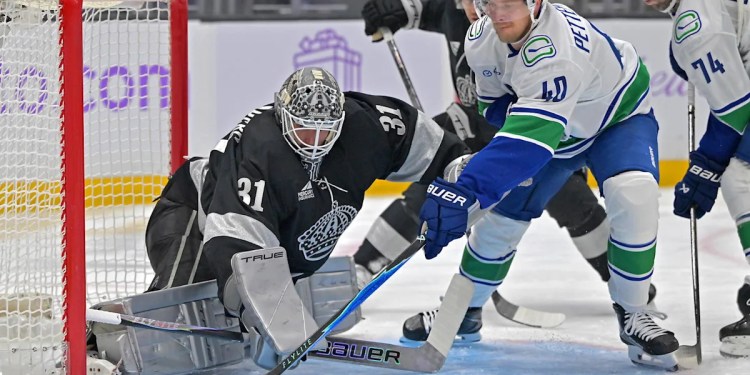 Canucks Lose 2-1 to Kings in Overtime Canucks Lose 2-1 to Kings in Overtime