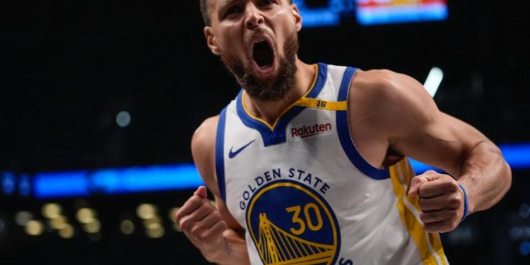 Stephen Curry makes one of the wildest shots of his career in 40-point night as Warriors win again Stephen Curry makes one of the wildest shots of his career in 40-point night as Warriors win again