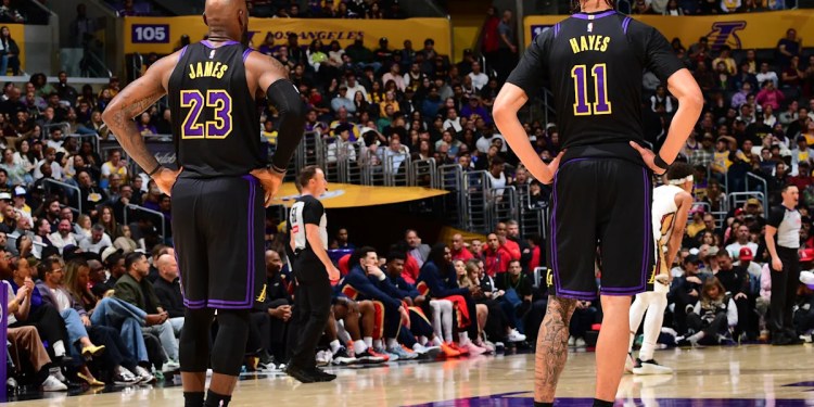 Lakers defeat Pelicans with strong fourth-quarter defense Lakers defeat Pelicans with strong fourth-quarter defense