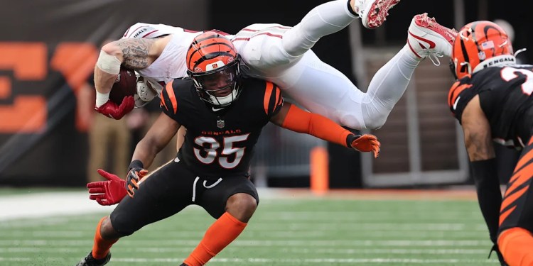 Bengals Re-sign Jalen Davis and Kendall Milton Bengals Re-sign Jalen Davis and Kendall Milton