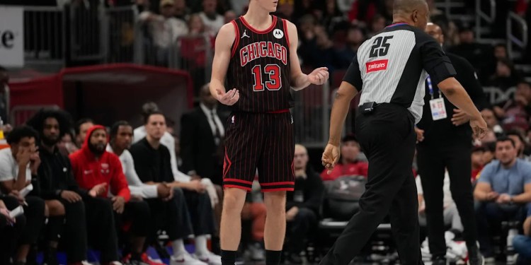 Bulls’ Kevin Huerter Ejected for Batting Ball at Ref Bulls’ Kevin Huerter Ejected for Batting Ball at Ref