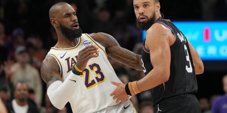 Lakers Hold On to Win After Blowing 20-Point Lead Against Suns Lakers Hold On to Win After Blowing 20-Point Lead Against Suns