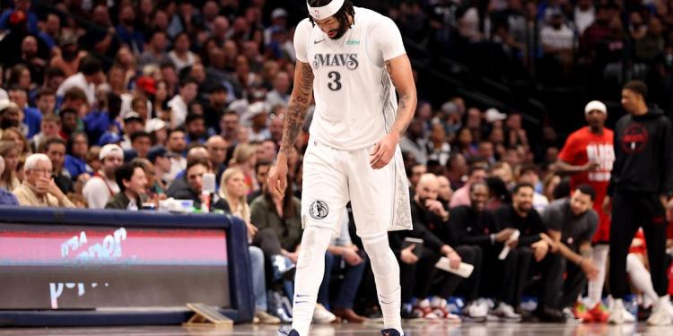 Anthony Davis reportedly out multiple weeks with adductor injury from Mavericks debut Anthony Davis reportedly out multiple weeks with adductor injury from Mavericks debut