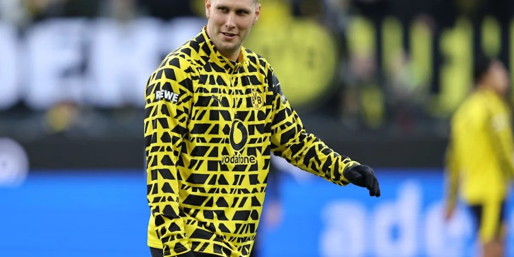 Barcelona and Real Madrid Interested in Bundesliga Defender Barcelona and Real Madrid Interested in Bundesliga Defender