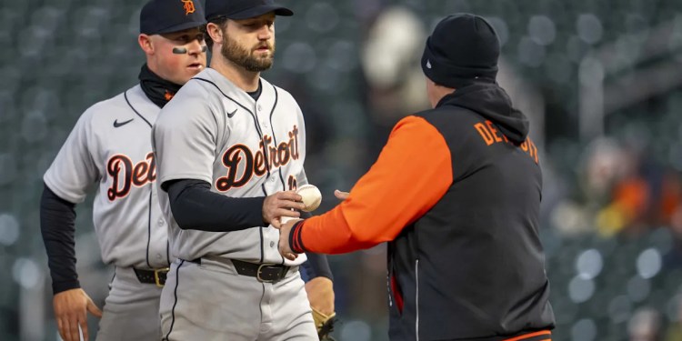 Twins Defeat Tigers 7-3 Twins Defeat Tigers 7-3