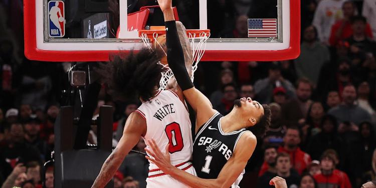 Bulls’ Coby White puts Victor Wembanyama on a poster with dagger dunk over 7-4 Spurs phenom Bulls’ Coby White puts Victor Wembanyama on a poster with dagger dunk over 7-4 Spurs phenom