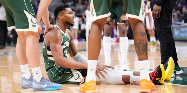 Giannis Antetokounmpo Leaves Game Due to Calf Strain
Undergoes MRI for Injury Evaluation Giannis Antetokounmpo Leaves Game Due to Calf Strain
Undergoes MRI for Injury Evaluation