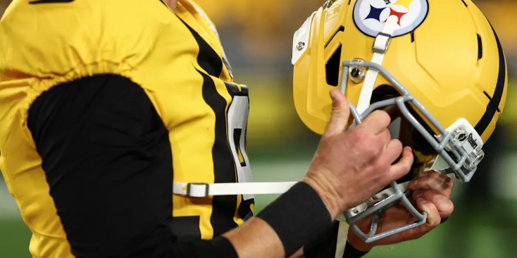 Steelers Evaluate Two Quarterbacks After Aaron Rodgers Injury Steelers Evaluate Two Quarterbacks After Aaron Rodgers Injury