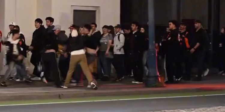 Fight erupts as fans exit Giants and Dodgers game Fight erupts as fans exit Giants and Dodgers game