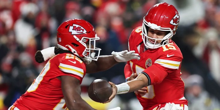 Kareem Hunt scores, Texans lead Chiefs 10-7 Kareem Hunt scores, Texans lead Chiefs 10-7