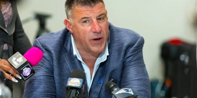 Patriots Coach Mike Vrabel Comments on Photos with NFL Reporter Patriots Coach Mike Vrabel Comments on Photos with NFL Reporter