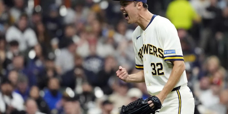 Brewers defeat Rays 8-2 at home Brewers defeat Rays 8-2 at home