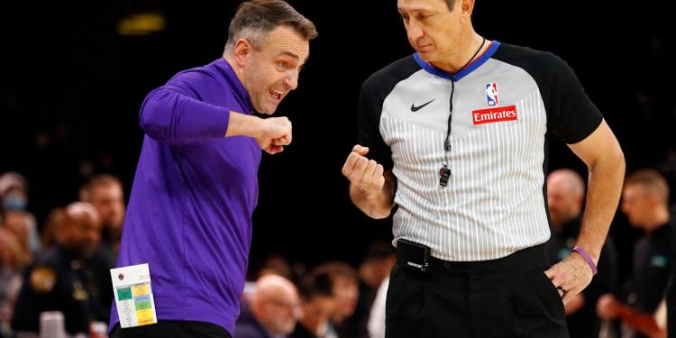 Raptors coach Darko Rajaković ejected after going berserk on officials Raptors coach Darko Rajaković ejected after going berserk on officials
