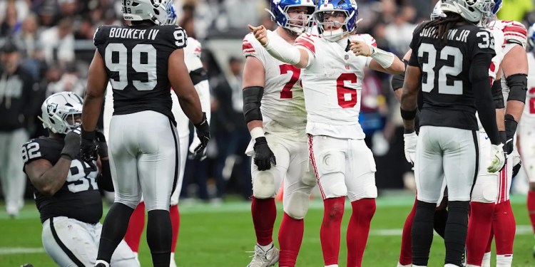 Raiders drop to 2-14 with loss to Giants
Next loss guarantees first pick in 2026 NFL Draft Raiders drop to 2-14 with loss to Giants
Next loss guarantees first pick in 2026 NFL Draft