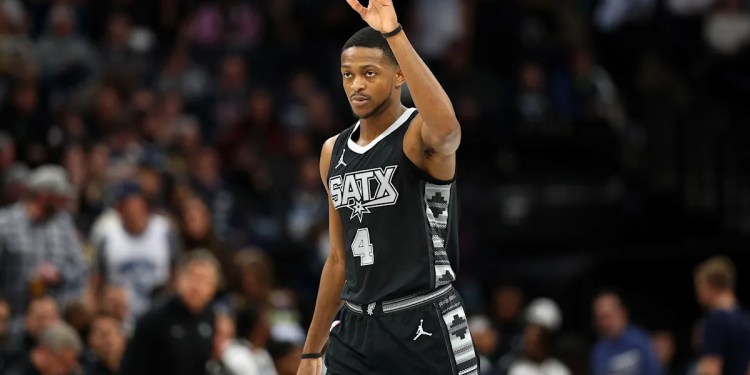 De’Aaron Fox scores 24 points in season debut De’Aaron Fox scores 24 points in season debut