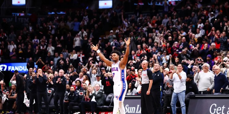 Kyle Lowry Receives Ovation from Raptors Fans in 76ers Victory Kyle Lowry Receives Ovation from Raptors Fans in 76ers Victory