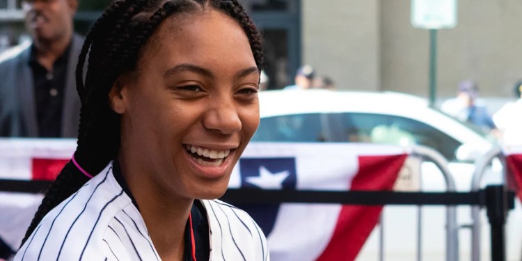 Little League World Series legend Mo'ne Davis throws first pitch to Nationals OF Robert Hassell III, whom she once struck out Little League World Series legend Mo'ne Davis throws first pitch to Nationals OF Robert Hassell III, whom she once struck out