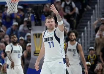 Jazz beat Mavericks on John Collins’ game-winning dunk, courtesy of statuesque defense by Luka Dončić Jazz beat Mavericks on John Collins’ game-winning dunk, courtesy of statuesque defense by Luka Dončić