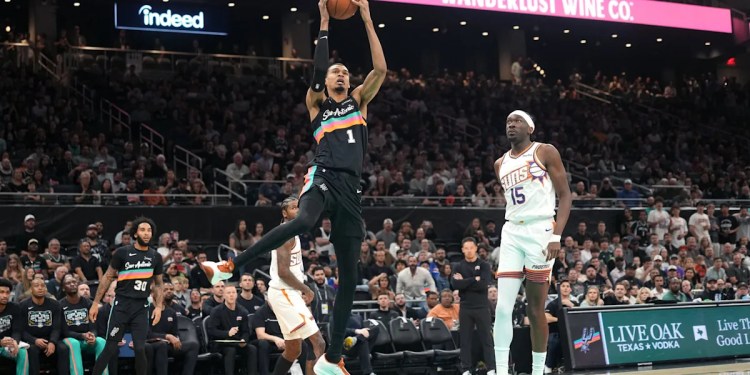 Spurs Defeat Suns 121-94 Spurs Defeat Suns 121-94