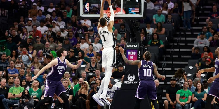 Spurs defeat Kings to complete road trip Spurs defeat Kings to complete road trip