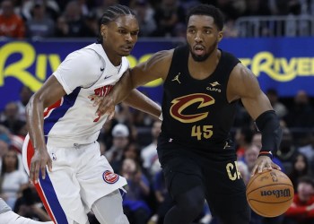 Pistons defeat Cavaliers, lead series 1-0 Pistons defeat Cavaliers, lead series 1-0